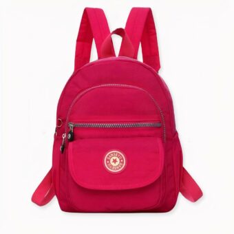 Amerà la leggerezza e la praticità di questo grazioso mini zaino da donna. Potrà portarlo sulla schiena tutto il giorno senza mai sentirsi minimamente stanca. Lo stile classico di questo zaino significa che può essere indossato con qualsiasi stile di abbigliamento. Questo mini zaino è pratico e le conferirà un look unico ed elegante.
