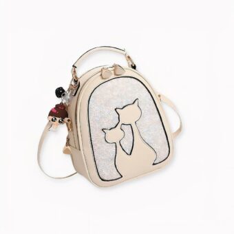 Zaino glitterato in similpelle con un motivo a forma di due gatti. Un ciondolo da bambina pende dalla zip. Il nostro zaino è disponibile in una gamma di colori che si adattano ai suoi desideri più sfrenati. Troppo carina, questa piccola borsa piacerà sia alle bambine che alle donne che amano i gatti!