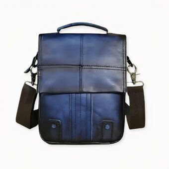 La nostra borsa a tracolla in pelle è una borsa vintage, autentica e unica che le permetterà di trasportare comodamente i suoi effetti personali. Realizzata in pelle spessa e tela di qualità, è ideale per lunghe passeggiate con qualsiasi tempo.   Disponibile in 5 colori.