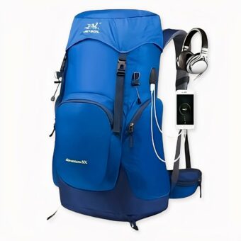 zaino da trekking a tinta unita in blu su sfondo grigio chiaro.