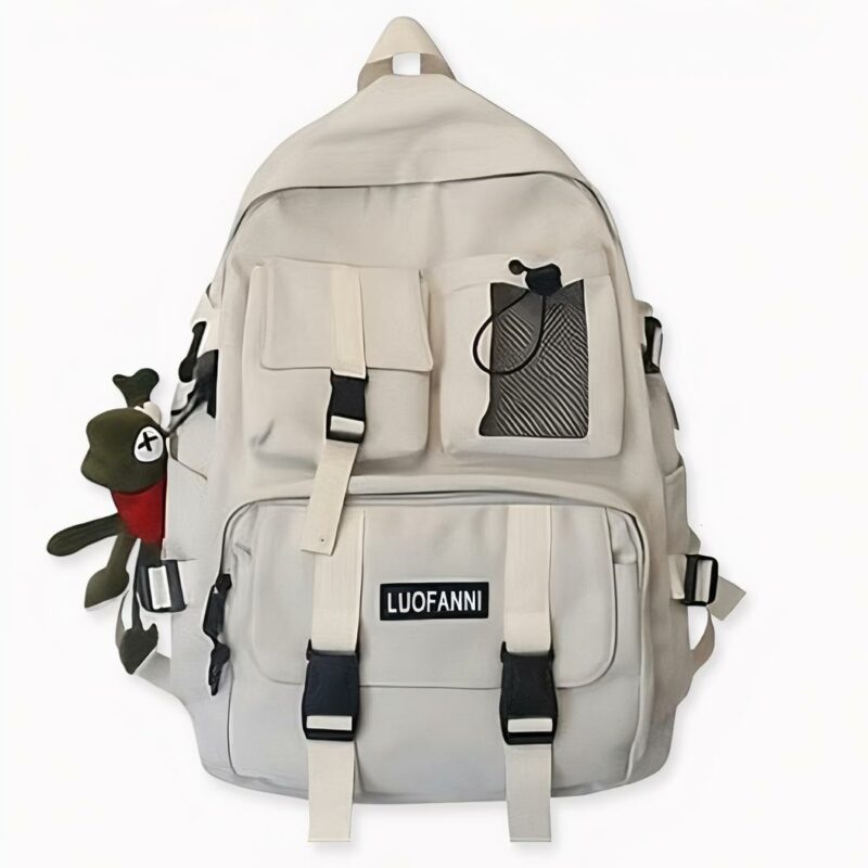 Zaino da viaggio bianco di tendenza con peluche appeso. Di buona qualità e molto alla moda.