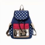 Scopra questo meraviglioso zainetto con il suo motivo di gatti e pois bianchi. Perfetto per una gita in famiglia, un picnic o un viaggio. Questo grazioso zaino la accompagnerà ovunque vada e le porterà gioia e buon umore!