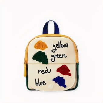 Zaino per bambini con patta e motivo cucito. Di buona qualità e molto trendy.