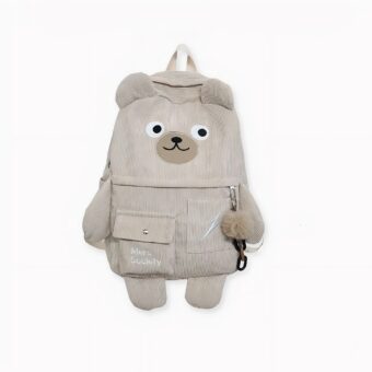 Zaino da viaggio con orso kawaii su sfondo grigio chiaro.