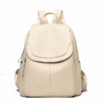 Zaino da donna in finta pelle di pecora beige con sfondo bianco