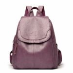 Zaino da donna in pelle di pecora viola con sfondo bianco