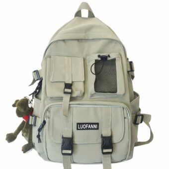 Zaino da viaggio bianco di tendenza con un peluche sul lato con sfondo bianco