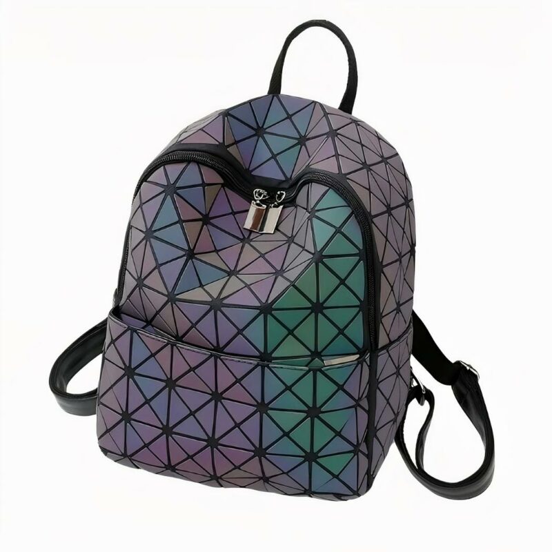 img_sac_a_dos_holographique_geometrique_a Zaino olografico geometrico multicolore su sfondo grigio chiaro.