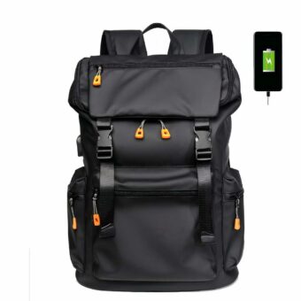 Zaino da viaggio multifunzionale in nero su sfondo grigio chiaro.