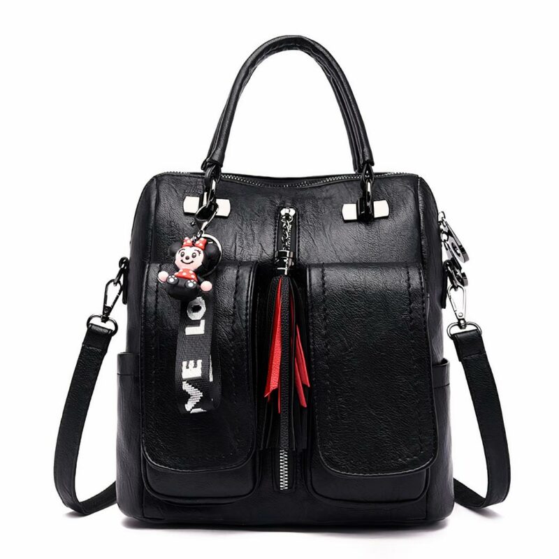 Zaino vintage in morbida similpelle nera con sfondo bianco