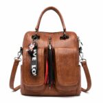 Zaino vintage in morbida similpelle marrone con sfondo bianco