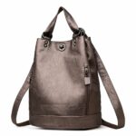 Zaino portamonete vintage grigio con sfondo bianco