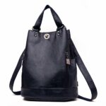 Zaino vintage con borsa nera e sfondo bianco