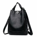Zaino vintage con borsa nera e sfondo bianco