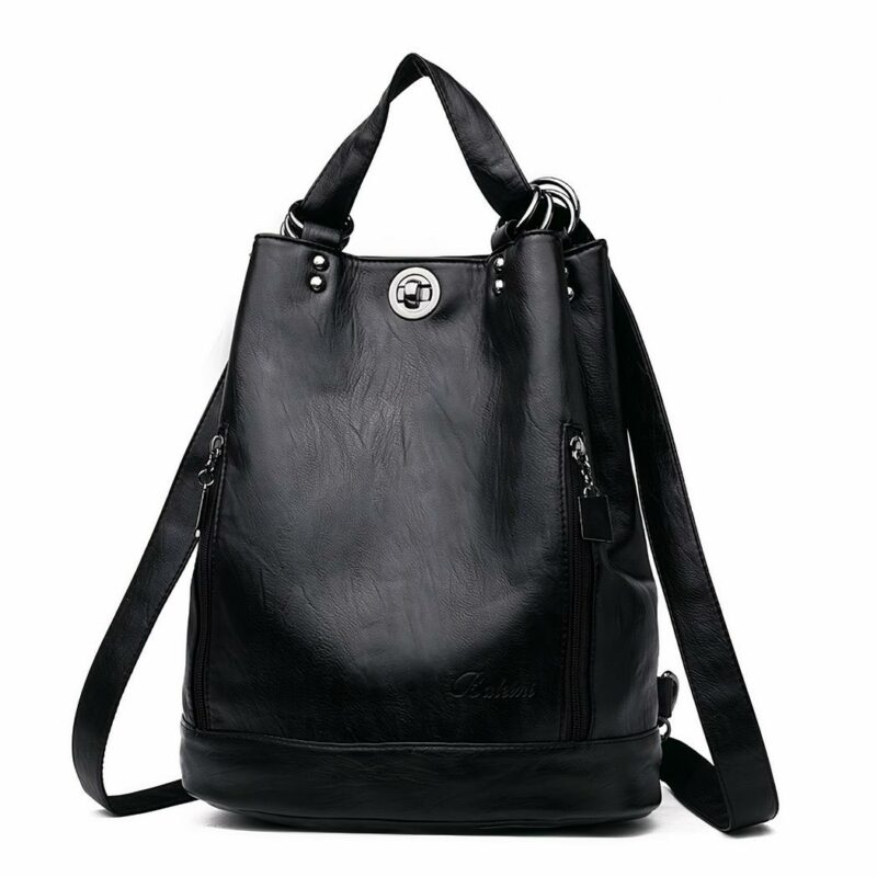 Zaino vintage con borsa nera e sfondo bianco