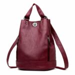 Zaino vintage con borsa rossa e sfondo bianco