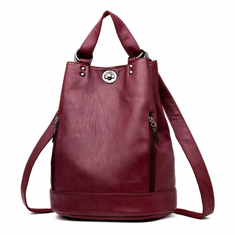 Zaino vintage con borsa rossa e sfondo bianco