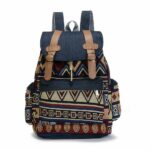 Zaino etnico vintage con diversi disegni e uno sfondo bianco