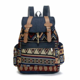Zaino etnico vintage con diversi disegni e uno sfondo bianco