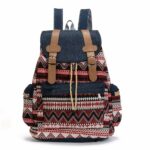Zaino etnico vintage multicolore con sfondo bianco