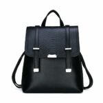Zaino vintage nero in scala con sfondo bianco