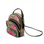 Zaino vintage ricamato multicolore con sfondo bianco