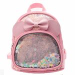 Zaino da bambina con fiocco rosa e sfondo bianco