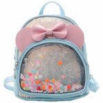 Zaino da bambina con fiocco blu e rosa e sfondo bianco