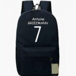 Suo figlio è un fan di Antoine Griezmann? Ecco un fantastico zaino Antoine Grizmann per la scuola che sicuramente piacerà: uno zaino di medie dimensioni con il nome e il numero di maglia del giocatore francese stampati sul retro. È leggero e facile da maneggiare. Questo zaino è adatto sia per la scuola che per lo sport.