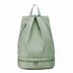 Zaino da donna verde per lo sport e il nuoto con sfondo bianco