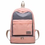 Zaino sportivo con scomparto per scarpe rosa e grigio e sfondo bianco