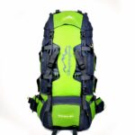 Zaino da trekking impermeabile verde e grigio con sfondo bianco