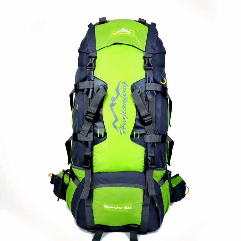 Zaino da trekking impermeabile verde e grigio con sfondo bianco