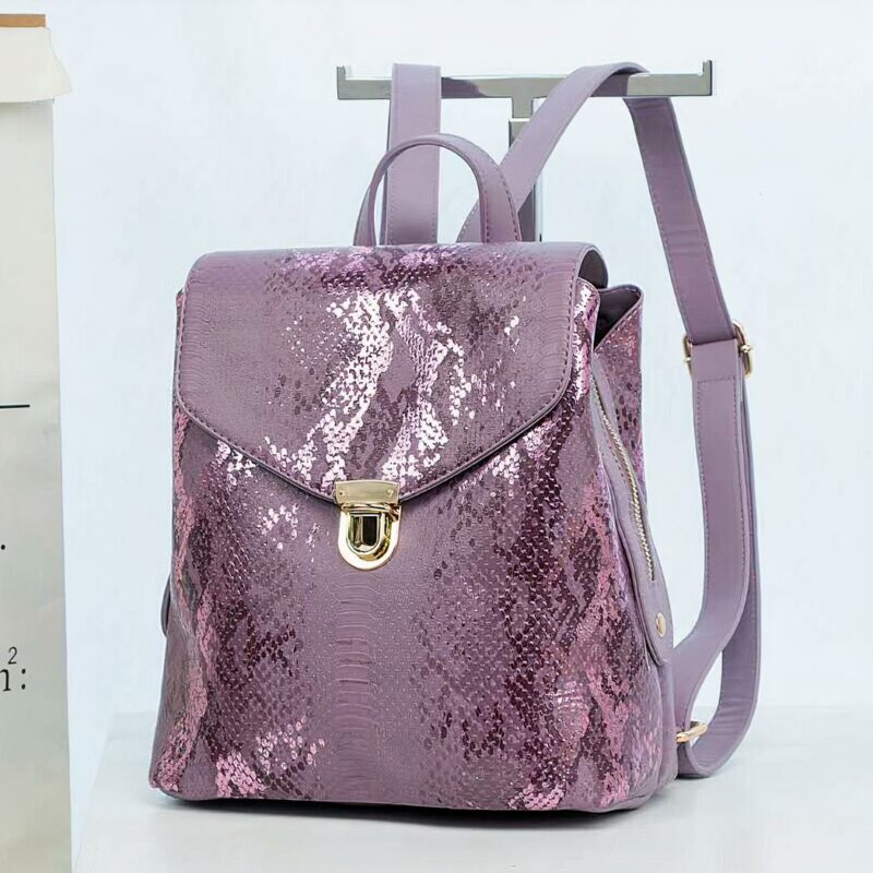 Zaino da donna in pelle con motivo pitonato su una gruccia di altissima qualità