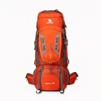 Grande zaino da trekking arancione con sfondo bianco