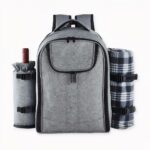 Scopra il nostro grande zaino da picnic isotermico grigio per il campeggio, i picnic e le escursioni. Si trasforma in base alle sue esigenze durante le attività sportive e non! Una piccola bottiglia di vino a sinistra, un lenzuolo piegato a destra e una grande insalata, oltre a un computer e un gioco da tavolo al centro! Ha tutto ciò che le serve per una giornata fantastica fuori casa, con la famiglia o con gli amici! Ne approfitti!