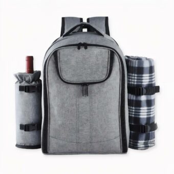 Scopra il nostro grande zaino da picnic isotermico grigio per il campeggio, i picnic e le escursioni. Si trasforma in base alle sue esigenze durante le attività sportive e non! Una piccola bottiglia di vino a sinistra, un lenzuolo piegato a destra e una grande insalata, oltre a un computer e un gioco da tavolo al centro! Ha tutto ciò che le serve per una giornata fantastica fuori casa, con la famiglia o con gli amici! Ne approfitti!