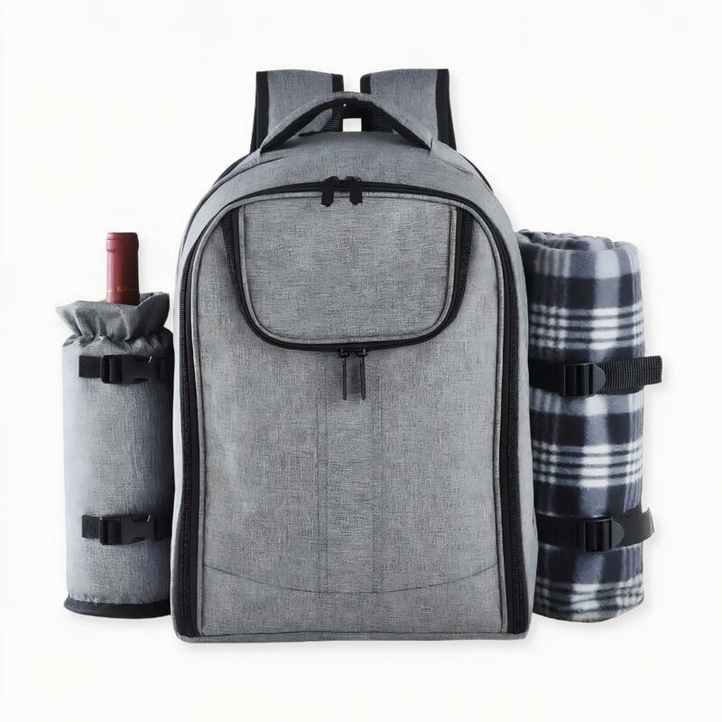 Scopra il nostro grande zaino da picnic isotermico grigio per il campeggio, i picnic e le escursioni. Si trasforma in base alle sue esigenze durante le attività sportive e non! Una piccola bottiglia di vino a sinistra, un lenzuolo piegato a destra e una grande insalata, oltre a un computer e un gioco da tavolo al centro! Ha tutto ciò che le serve per una giornata fantastica fuori casa, con la famiglia o con gli amici! Ne approfitti!