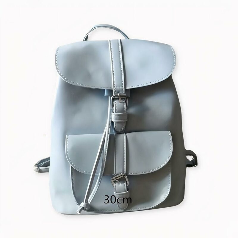 Le fan dello stile retrò ameranno questo mini zaino in pelle. Un grazioso zaino da donna con un design classico che può essere indossato con qualsiasi abbigliamento. La sua piccola coulisse aggiunge un tocco retrò che amerà. E poiché la borsa è disponibile in una gamma di colori, potrà scegliere il modello che si abbina perfettamente alla sua carnagione e al suo stile.