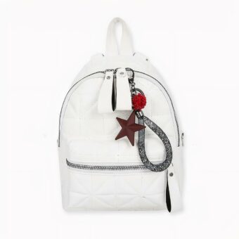 Scopra questo graziosissimo mini zaino in pelle, ideale per passeggiare con le amiche, fare shopping o chiacchierare davanti a un caffè! È disponibile in bianco o nero, per abbinarsi al suo look del giorno. Attenzione, le sue amiche vorranno avere il suo stesso zaino!