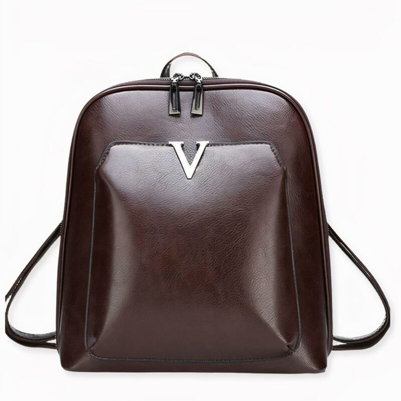 Piccolo zaino vintage a V in nero su sfondo grigio chiaro.