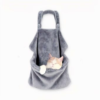 Si lasci sedurre da questa borsa a tracolla per gatti per l'inverno. Una borsa in morbido cotone che offrirà il massimo comfort al suo animale domestico. Sarà bello e caldo all'interno di questa calda borsa, ideale per l'inverno. Metta il suo animale domestico a proprio agio con questa borsa trasportino.