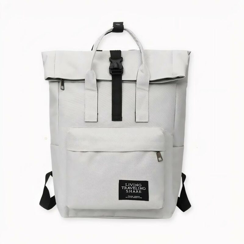 Ha appena messo le mani sulla borsa che la servirà in ogni momento. Parta al mattino con il suo thermos di caffè nella tasca laterale, poi disfi il computer sul tavolo del suo spazio di coworking. Sta finendo la batteria? Ricarichi il suo telefono nella borsa utilizzando lo spazio previsto per il cavo di ricarica. Poi chiuda la borsa in modo sicuro grazie alla doppia cerniera e al sistema di chiusura roll-top.