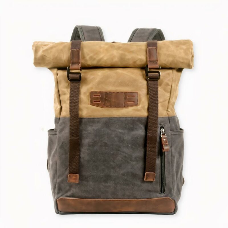 Parta per un'avventura con il suo zaino in similpelle vintage sulle spalle. La chiusura roll-top mantiene i suoi effetti personali al loro posto ed è resistente all'acqua. Questa borsa impermeabile è ideale per le escursioni nella foresta o per i viaggi del fine settimana. Le numerose tasche consentono di organizzare facilmente i suoi oggetti di valore, come il telefono e il portafoglio.