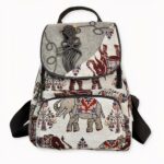 Uno zaino in stile boho decorato con una stampa etnica per le donne che vogliono creare un look vintage e originale. Si lasci sedurre da questo zaino da donna impreziosito da ricami di elefanti che la porteranno in viaggio.