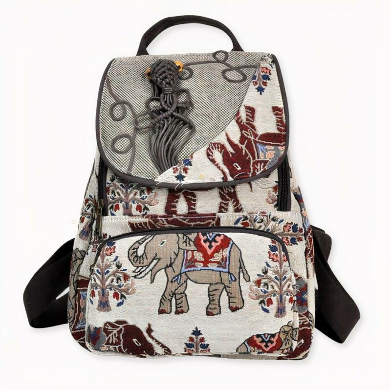 Uno zaino in stile boho decorato con una stampa etnica per le donne che vogliono creare un look vintage e originale. Si lasci sedurre da questo zaino da donna impreziosito da ricami di elefanti che la porteranno in viaggio.