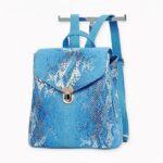 Il nostro zaino in pelle da donna è un accessorio essenziale per completare il suo look.