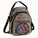 Questo grazioso zaino ricamato dal sapore vintage aggiungerà un tocco di fiori vintage ai suoi look, rendendoli freschi e perfetti per l'estate! Disponibile in quattro colori, questa borsa unica sarà sicuramente l'invidia di tutti coloro che la circondano.