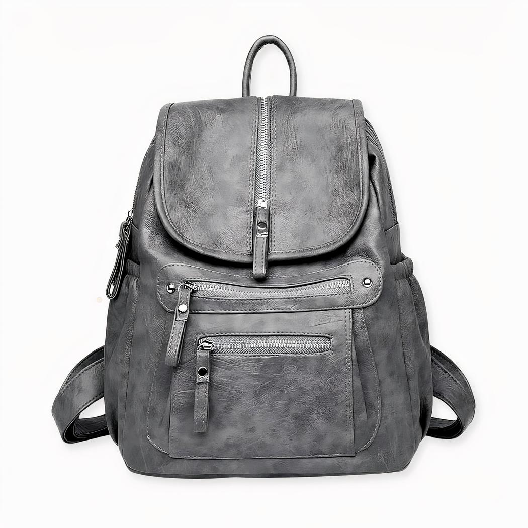 Questo grazioso zaino in ecopelle dal look vintage la seguirà in tutte le sue avventure! Diventerà presto un must del suo guardaroba. Le sue numerose tasche con cerniera le conferiscono un look moderno e le consentono di riporre facilmente tutte le sue cose, in modo da poterlo portare con sé ovunque vada!