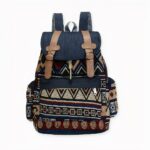 Questo zaino vintage con le sue stampe etniche la porterà in viaggio giorno dopo giorno! Con la sua grande capacità, è perfetto per le vacanze. Disponibile in quattro colori, scelga la stampa più adatta alla sua personalità. Questo zaino colorato aggiungerà originalità e divertimento ai suoi outfit in un batter d'occhio!